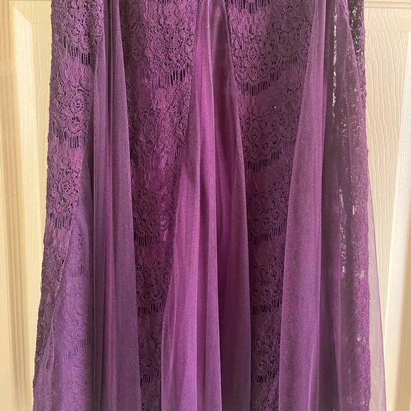 Beautiful Formal dress Size 6 - Picture 4 of 7